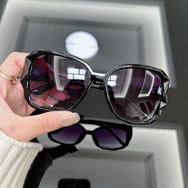 Designer Sunglasses - نظارات شمسية كبيرة الحجم بتصميم كلاسيكي